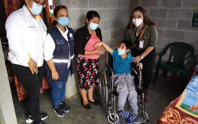 La Dirección de Servicio Social de SOSEP, beneficia a personas con discapacidad con la entrega de equipo médico ambulatorio.