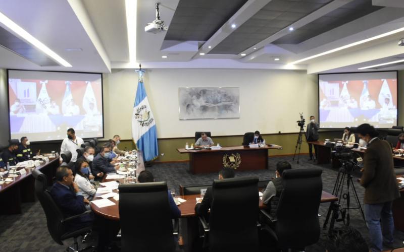 Continuando con los encuentros con los gobiernos locales, el presidente Alejandro Giammattei junto con ministros y secretarios se reunieron con gobernadores y alcaldes de los departamentos de Escuintla y Petén, para dar seguimiento y conocer el avance los compromisos y solicitudes que se consensuaron en enero y abril