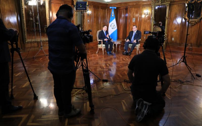 Presidente Alejandro Giammattei en entrevista televisiva. 