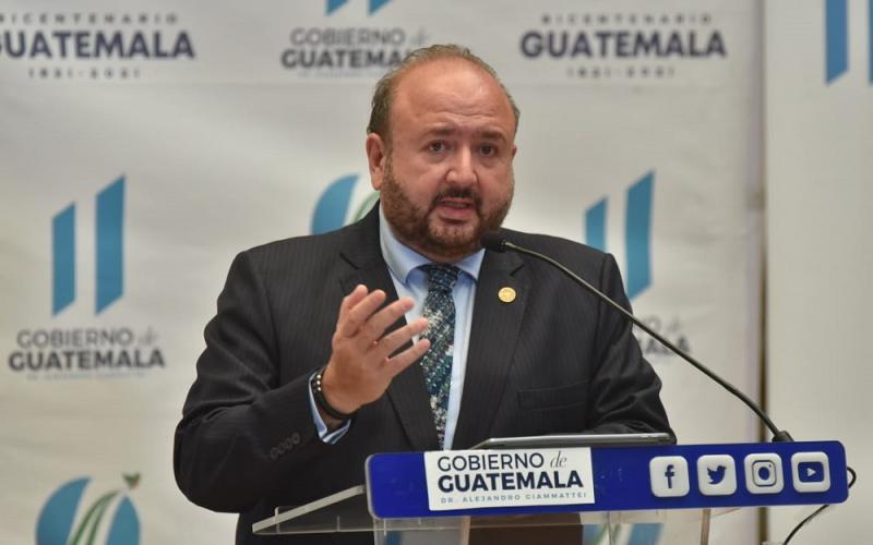 El Ministro de Economía, Antonio Malouf, se dirige a representantes de medios de información durante la conferencia de prensa semanal, ofrecida en el Palacio Nacional de la Cultura.