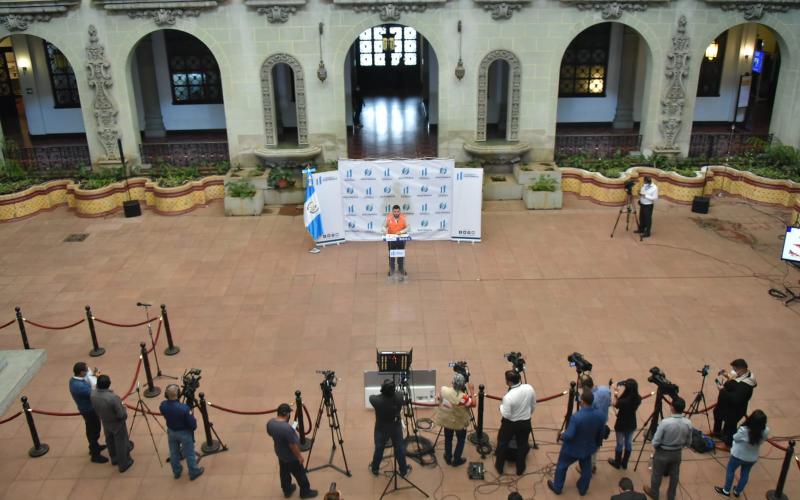 Conferencia de prensa semanal con la presencia de ministros y funcionarios públicos.