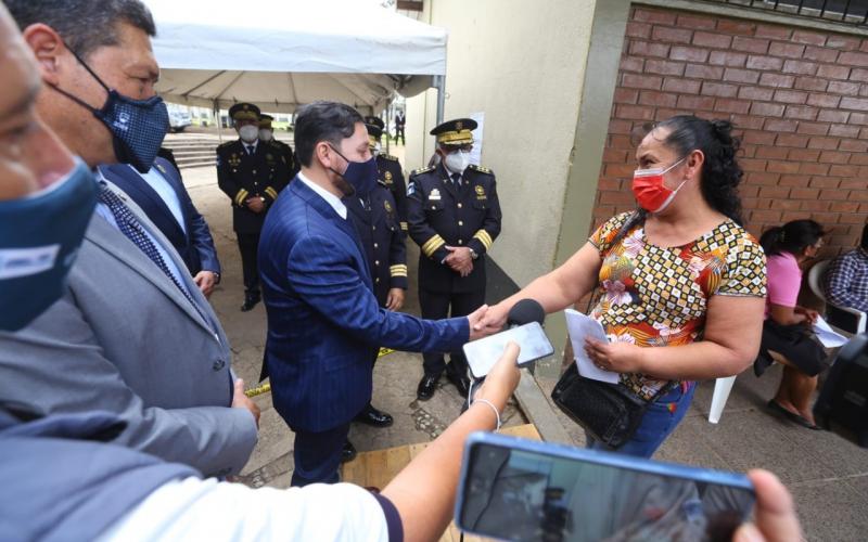 Vecinos reconocen el excelente trabajo del puesto de vacunación instalado en la ESFOP