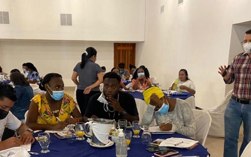 Empresarios garífunas, durante una de las sesiones de la capacitación.