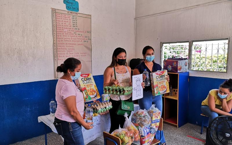 Los niños y niñas inscritos en el programa Hogares Comunitarios de SOSEP, reciben alimentos todos los meses. 