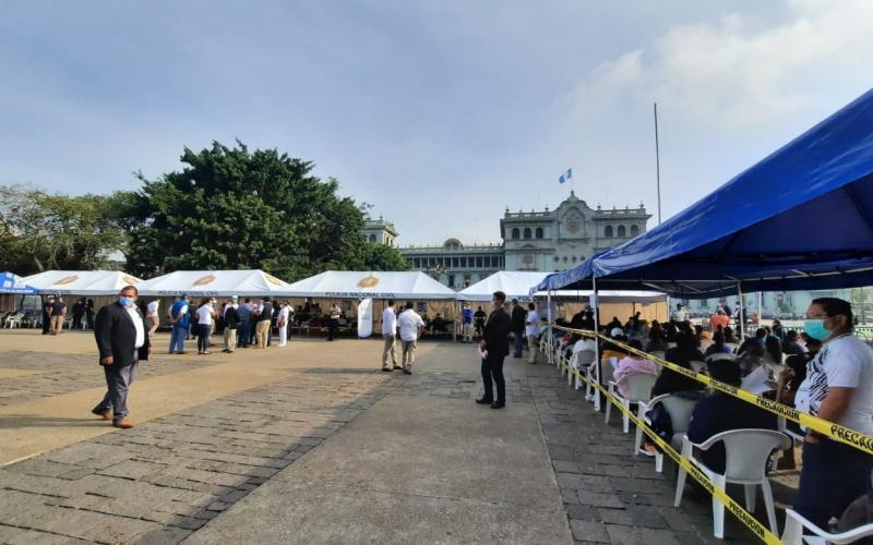 PNC inicia vacunación contra Covid-19 en la Plaza de la Constitución