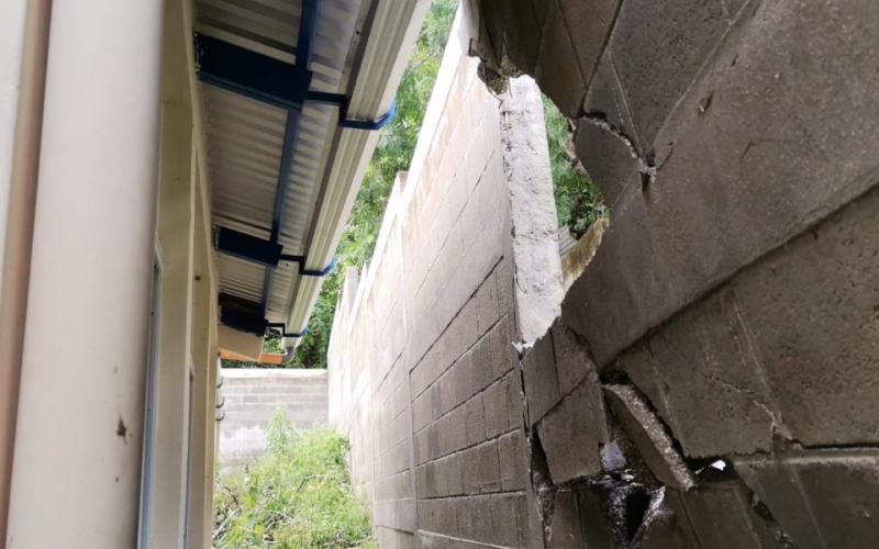 Colapso de muro perimetral de la EORM aldea Lajillal, Gualán, Zacapa.