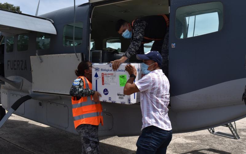 Traslado de vacunas desde la Fuerza Aérea Guatemalteca hacia Zacapa.