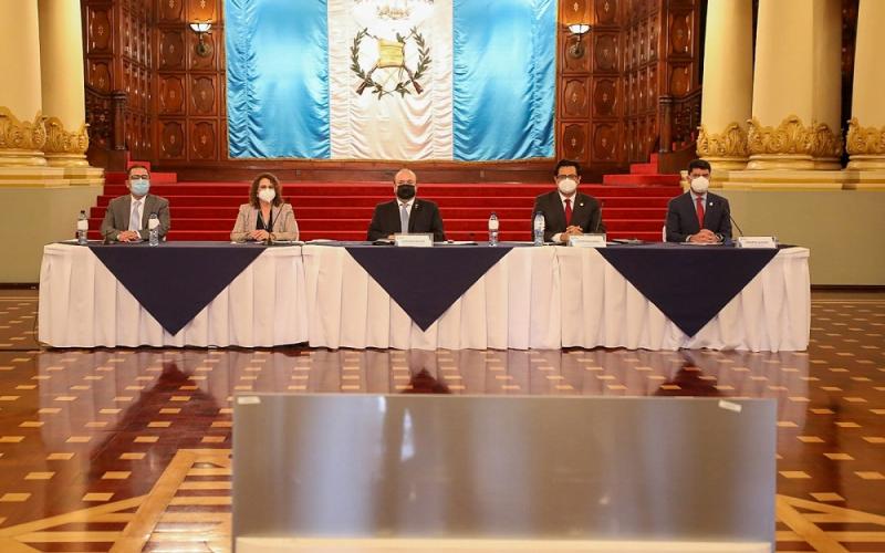 El Ministro de Economía, Antonio Malouf (centro), acompañado de los viceministros de Economía, presenta el informe de gestión.