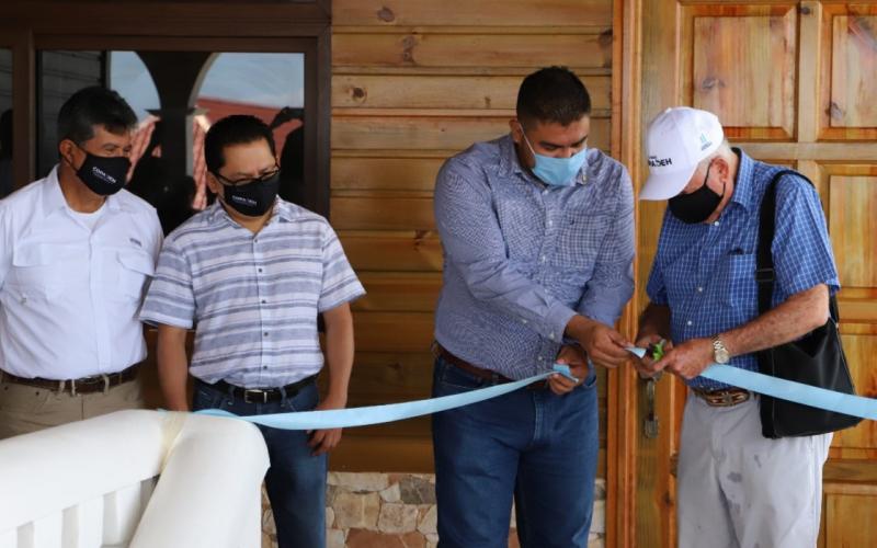 De izquierda a derecha: Lic. Israel Quiñónez, encargado de la oficina COPADEH en Puerto Barrios, Lic. Fredmann Pacay, director de Atención a la Conflictividad –DIDAC, de COPADEH, Héctor Alarcón, gobernador departamental, y Licenciado Rigoberto Casasola (con gorra), Director Ejecutivo de COPADEH,  cortaron la cinta simbólica.