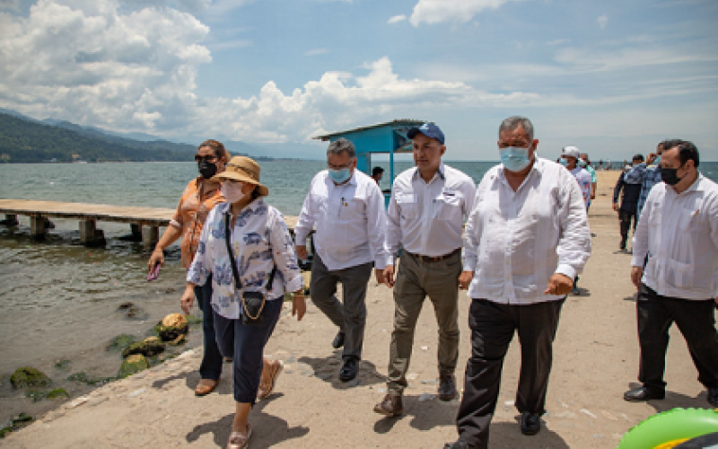 Ministro Mario Rojas y el alcalde de Omoa, Honduras, recorren la playa de ese municipio.