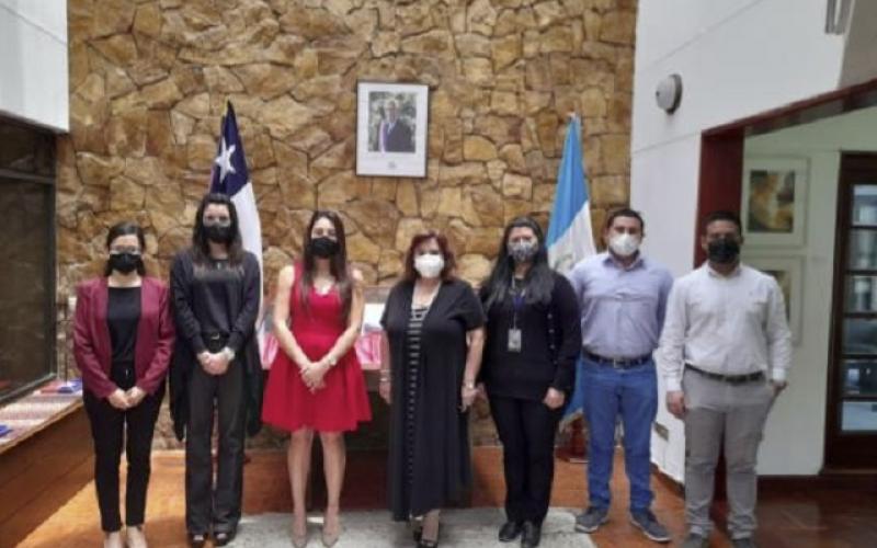 Visita del Minex a Embajada de Chile