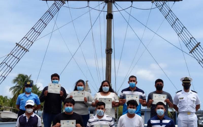 Los marinos mercantes son personas capacitadas para realizar trabajos a bordo de una flota mercante internacional