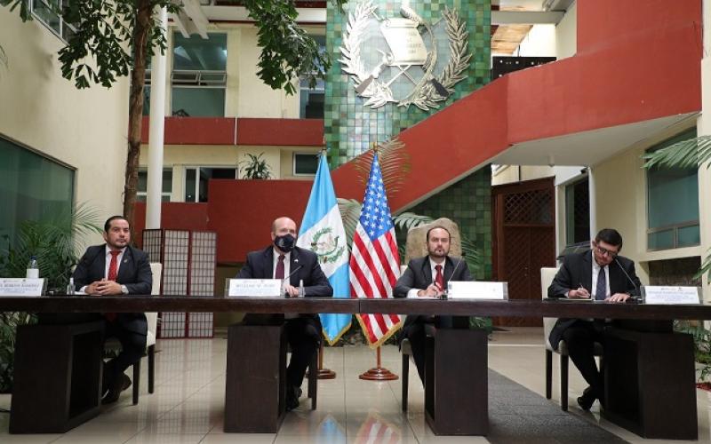 Conferencia de prensa en el Minex