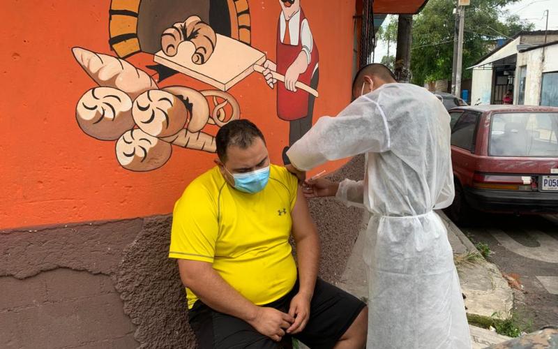 Brigadas Móviles de Vacunación realizando el proceso de inmunización en la colonia Bethania, zona 7 de la ciudad capital