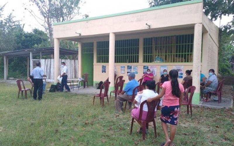 Familias firman solicitudes de créditos