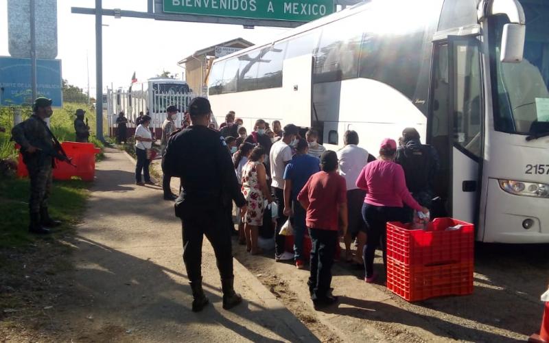 Ejército de Guatemala brinda seguridad a instituciones del Estado que se encuentran trasladando migrantes