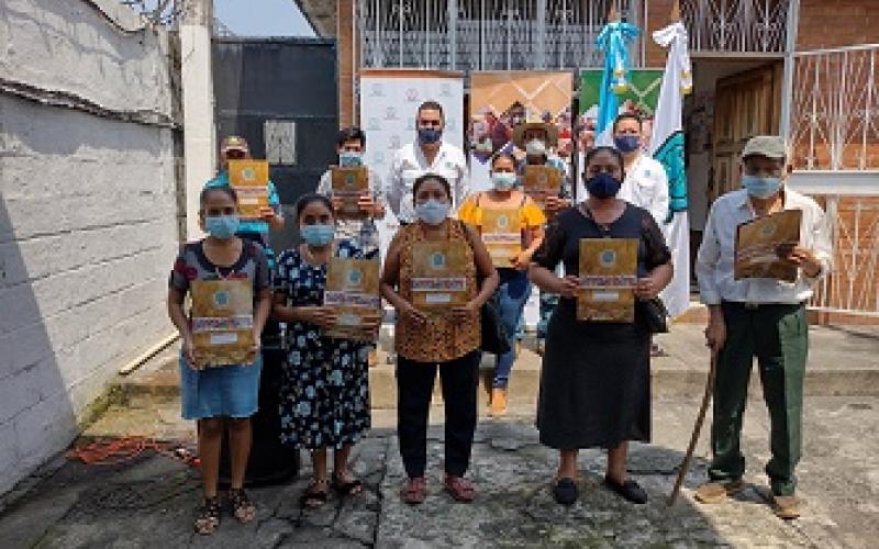 Beneficiarios del FONTIERRAS reciben Títulos de Propiedad