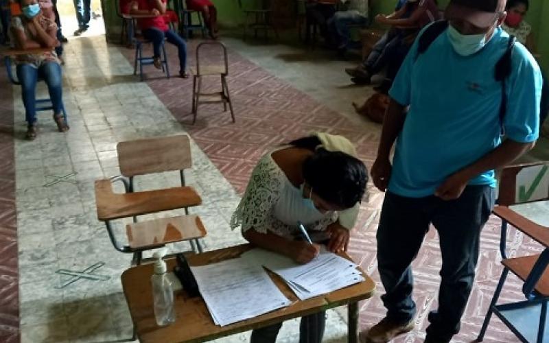 Beneficiarios firman solicitud de crédito en Zacapa y Chiquimula