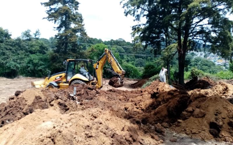 Cuerpo de Ingenieros del Ejército de Guatemala apoyó en la excavación de fosas en el cementerio La Verbena