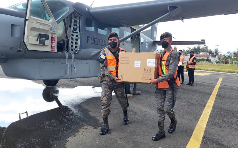 Aeronaves de la Fuerza Aérea Guatemalteca continúan apoyando el traslado de numerosas dosis de vacunas