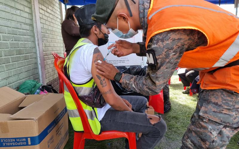 Apoyo en el puesto de vacunación instalado en el Centro de Atención Integral -CAI- del mercado La Terminal