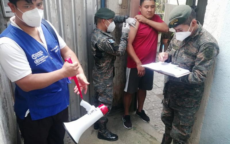 Personal militar apoya vacunación móvil en Colonia Bethania, Zona 7