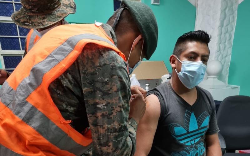 Apoyo en el desarrollo de jornadas de vacunación para el personal que labora en distintas empresas de Villa Nueva