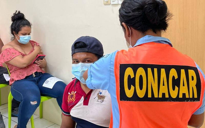 Personal militar apoya el puesto de vacunación contra el COVID-19, que inició a operar en el centro comercial Pradera Puerto Barrios, Izabal