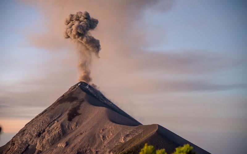Vista al volcán de Fuego. Foto de archivo.