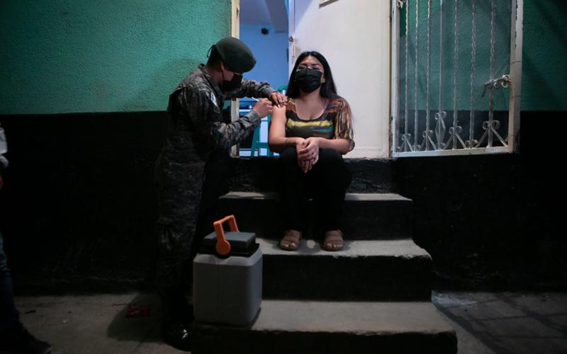 vacunación de casa en casa en zona 5