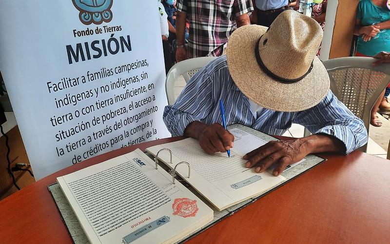 Familias firman Escrituras de la tierra que posesionan