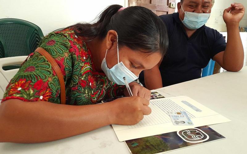 Familias de Sayaxché firman escrituras