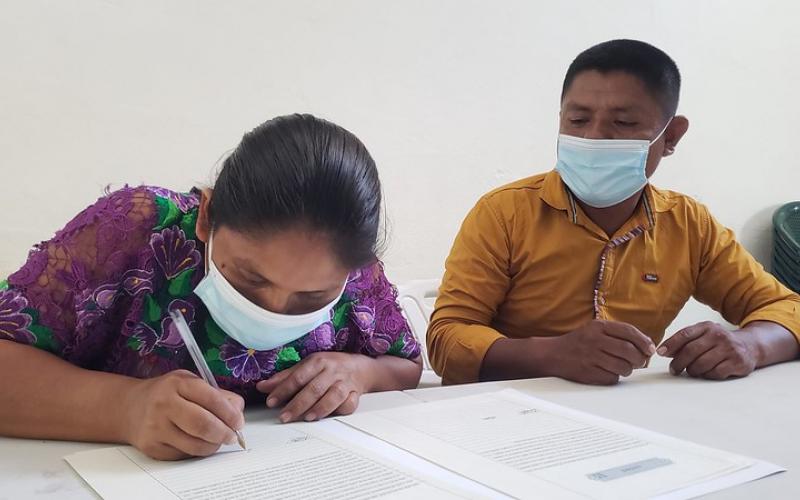 Familias firman Escrituras Públicas