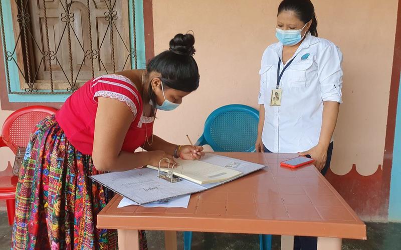 Familias firman Escrituras