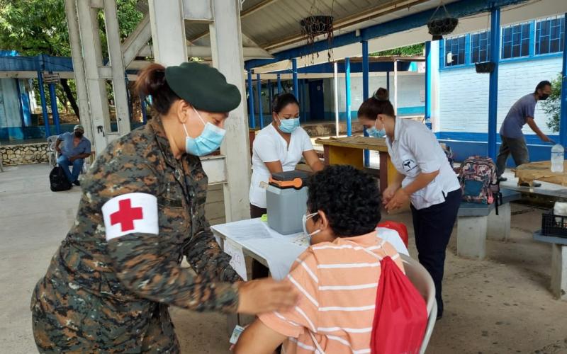 Soldados colaboran con la inmunización en el puesto de vacunación en Zacapa