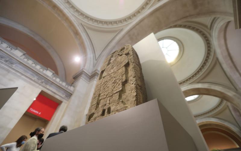 Estela de la Reina Seis Cielo de Naranjo-Sa’al se exhibe en el Museo Metropolitano de Arte de Nueva York -MET-