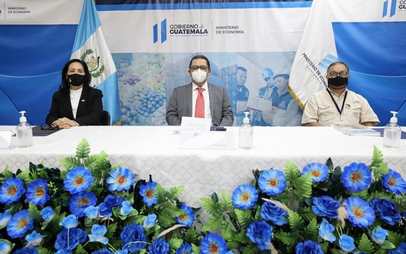 El Viceministro de Desarrollo de la Mipyme, Sigfrido Lee (centro), preside conferencia de prensa.