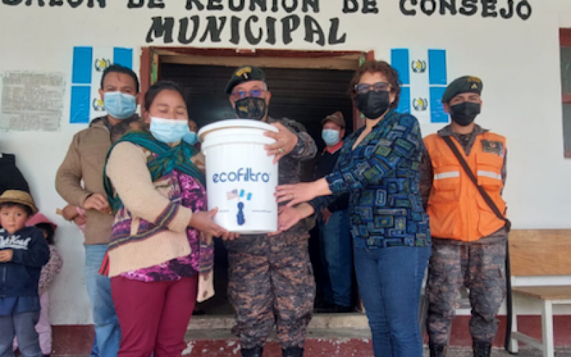 Entrega de insumos escolares y filtros de agua potable a familias de San Marcos. 
