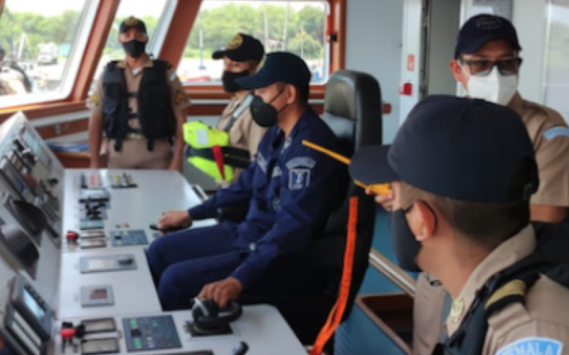 Marina de la Densa Nacional entrena a jóvenes Guardiamarinas y Cadetes Navales en navegación marítima