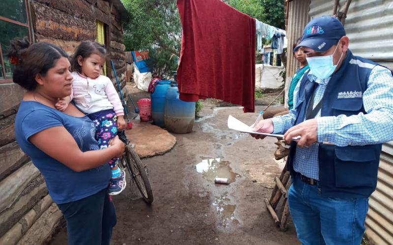 Personal de Mides llenando FECS en Chimaltenango