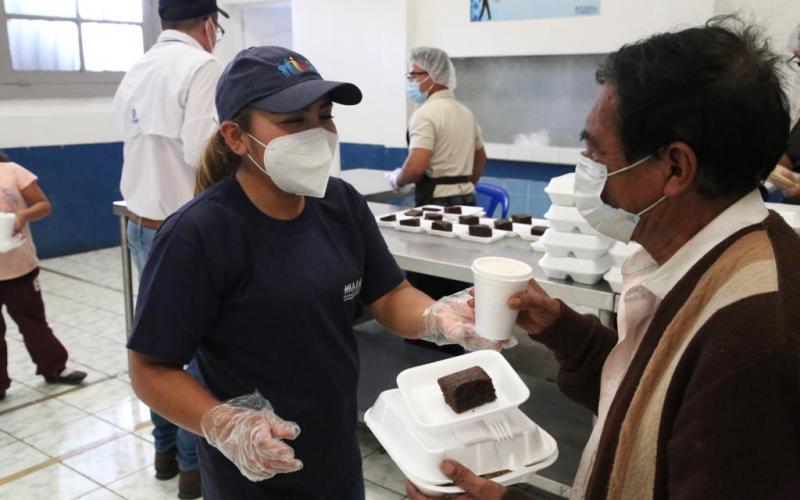 Personal de Mides atendiendo a usuario de Comedor Social