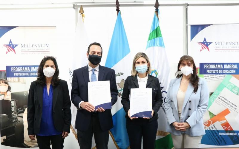 Autoridades de PRONACOM, Programa Umbral de la MCC y Empresarios por la Educación durante firma de convenio