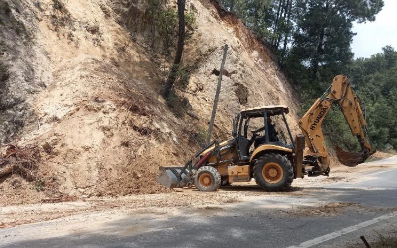 Limpieza por derrumbe en el municipio de San Jerónimo, Baja Verapaz.
