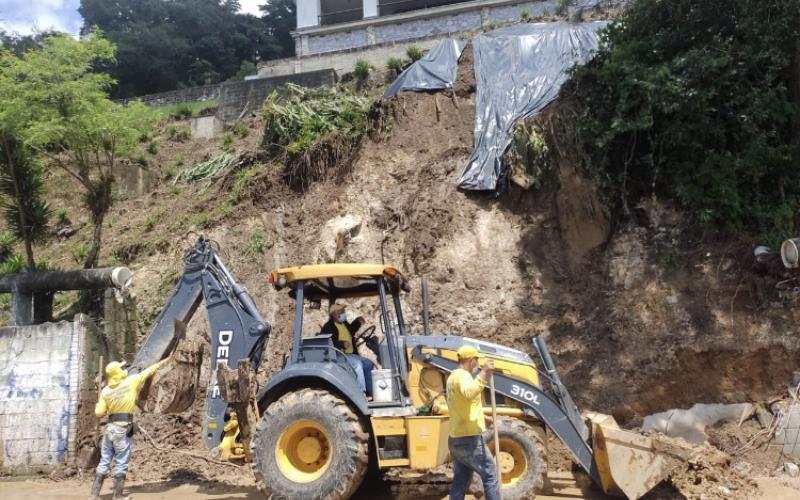 Sistema CONRED realiza limpieza por derrumbe en Santa Catarina Pinula, Guatemala.