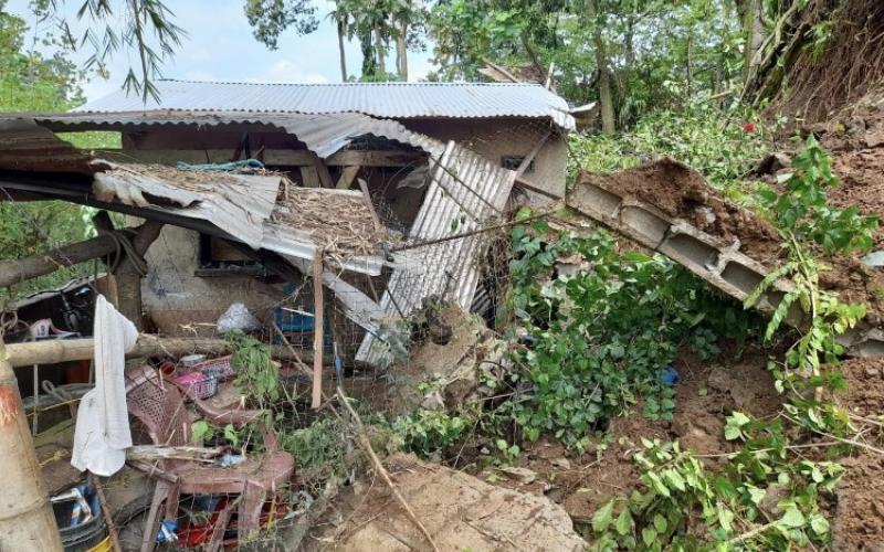 Daños severos en vivienda, debido a un deslizamiento de tierra registrado en el caserío El Zapote, San Sebastián, Retalhuleu.
