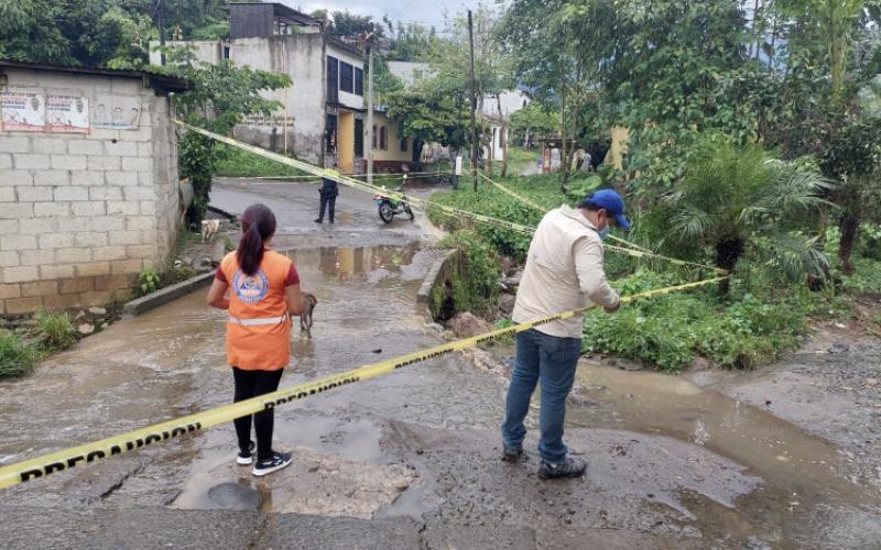 Socavamiento en bases de un puente en Chicacao, Suchitepéquez.
