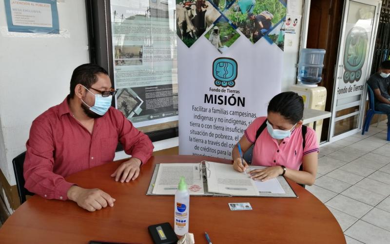 Familias firman Escrituras