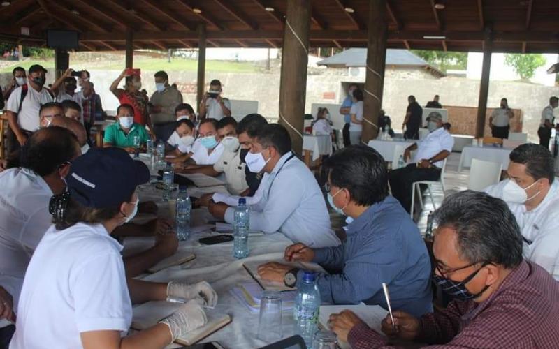 Personal del Viceministerio de Desarrollo Sostenible y pobladores sostienen una reunión de trabajo en Izabal. 