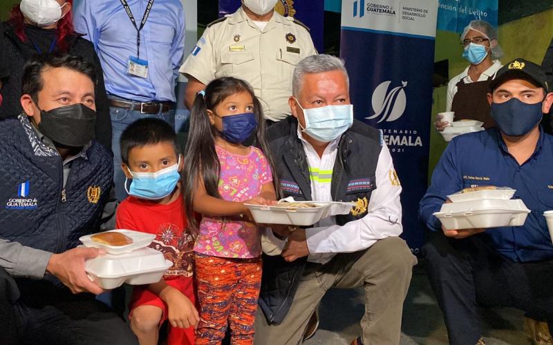 Autoridades de Mides y Mingob con usuarios de Comedor Social en albergue