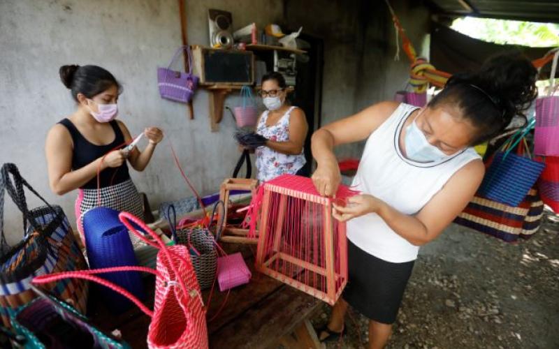 Técnicos de SOSEP han capacitado a diferentes Unidades Productivas. Las mujeres beneficiarias aprendieron a elaborar bolsas plásticas de diferentes estilos.